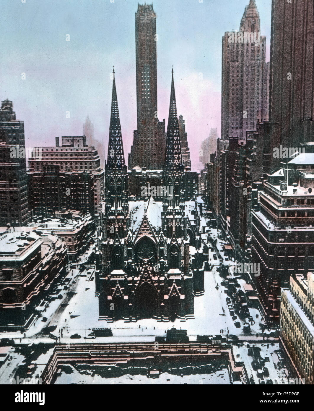 Die St. Patrick's Cathedral in New York im Schnee.  America, North, USA, United States of America, New York, travel, 1910s, 1920s, 20th century, archive, Carl Simon, history, historical, architecture, church, cathedral, archbishop, religion, belief, snow, ice, winter, frost, snowfall, hand coloured glass slide Stock Photo