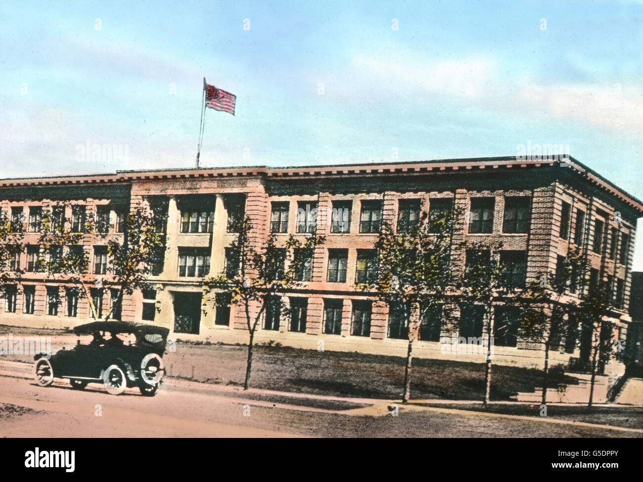 Eine Schule zur Ausbildung im Thema Bergbau.  America, North, USA, United States of America, School for mining education,  travel, 1910s, 1920s, 20th century, archive, Carl Simon, history, historical, school, university, mining, car, building, architecture, parking, hand coloured glass slide Stock Photo