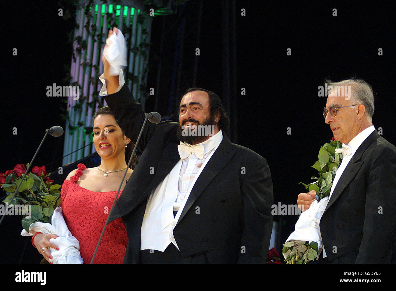 Italian tenor Luciano Pavarotti on stage with Soprano Annalisa Raspagliosi at Picnic with Pavarotti, in London's Hyde Park. Stock Photo