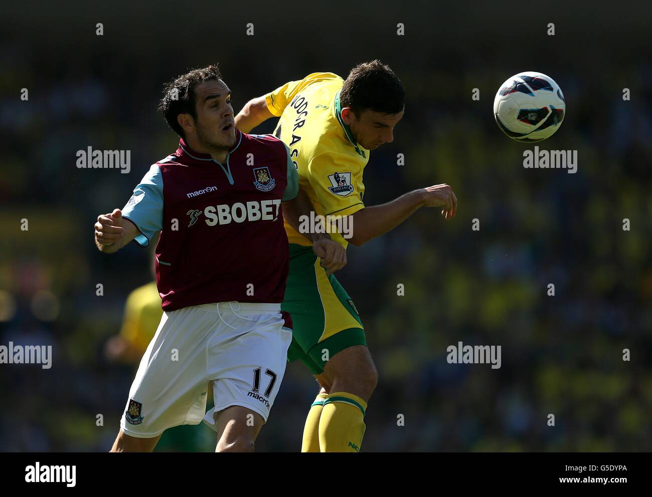 Norwich City's Robert Snodgrass (right) and West Ham United's Joey O'Brien (left) battle for the ball in the air Stock Photo