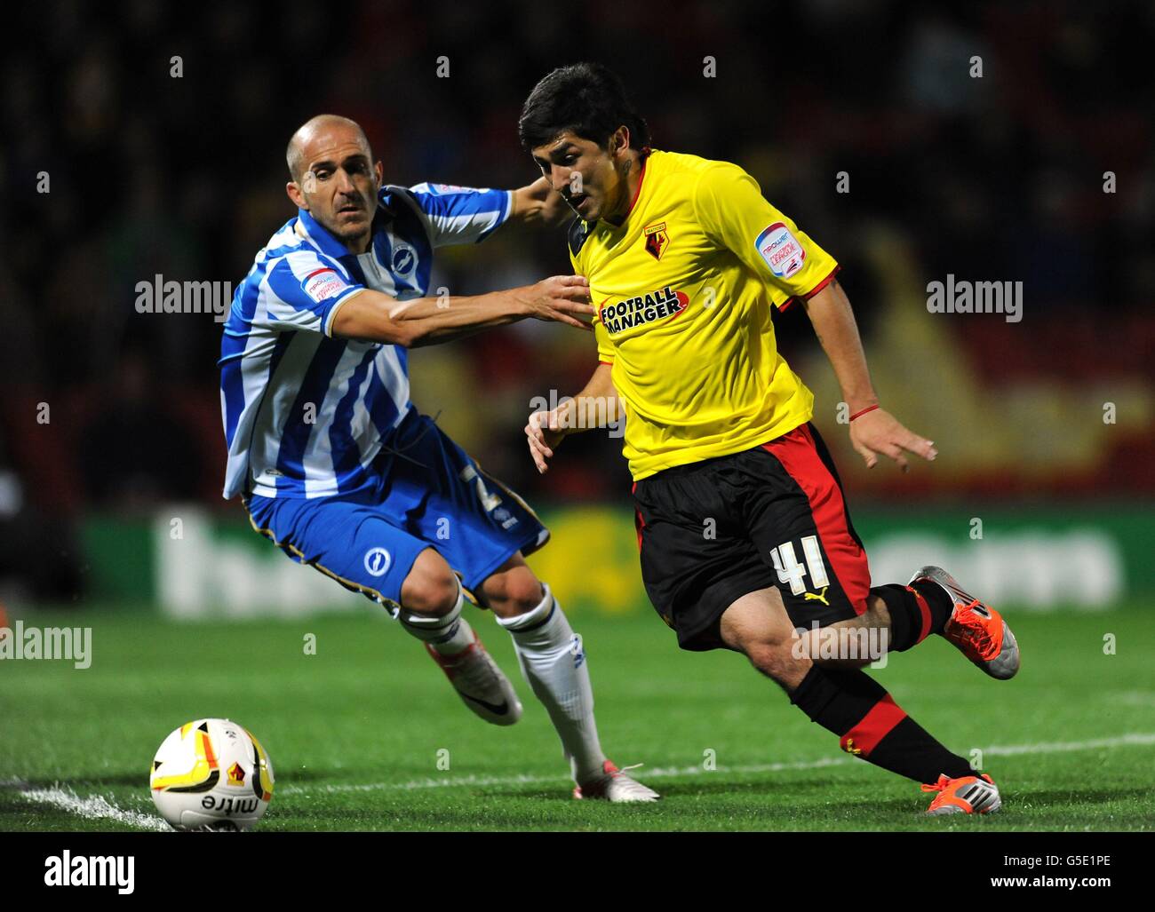 Watford's Fernando Forestieri (right) and Brighton &amp; Hove Albion's Bruno Saltor battle for the ball during the npower Championship match at Vicarage Road, Watford. Stock Photo