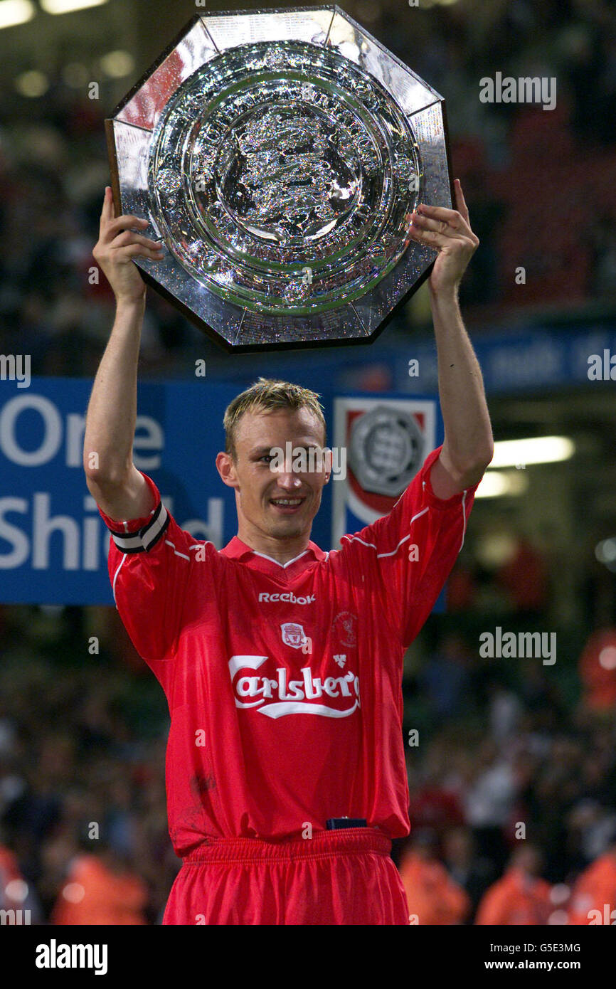 Liverpool v manchester u charity shield hires stock photography and