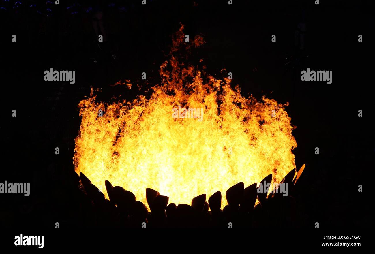 Open Cauldron The olympic cauldron lit opening ceremony olympic stadium hi-res stock ...