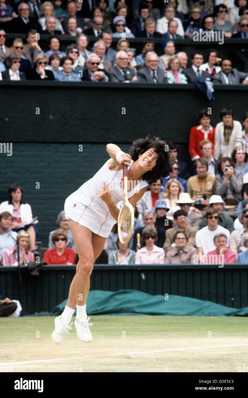 Tennis - Wimbledon Championships 1977 - Ladies Singles Final - Virginia Wade v Betty Stove. Great Britain's Virginia Wade serves Stock Photo