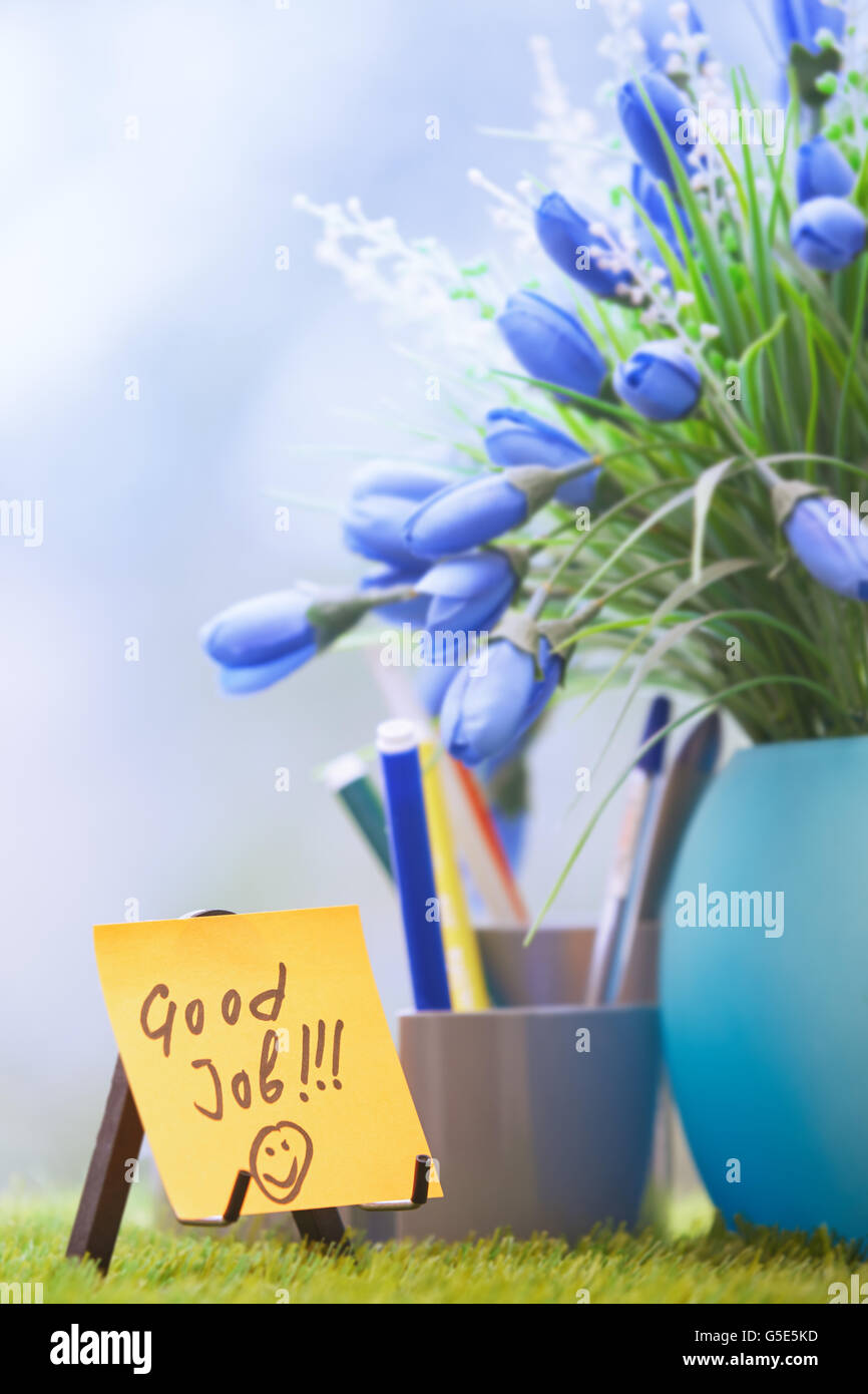 Adhesive note with Good Job text at green office Stock Photo Alamy