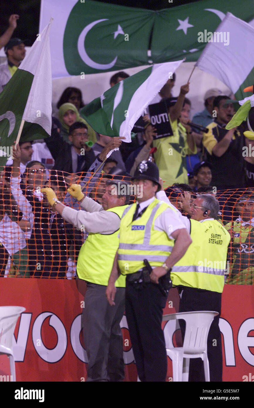 Notts Aus v Pakistan cricket Security Stock Photo Alamy
