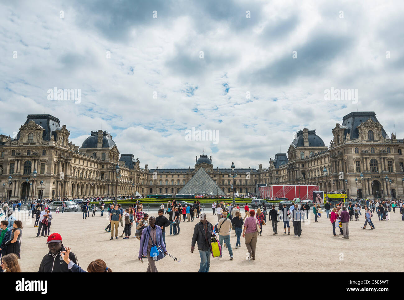 Crowd in front of the Palais du Louvre, with glass pyramid in the courtyard, Musée du Louvre, Paris, Ile-de-France, France Stock Photo