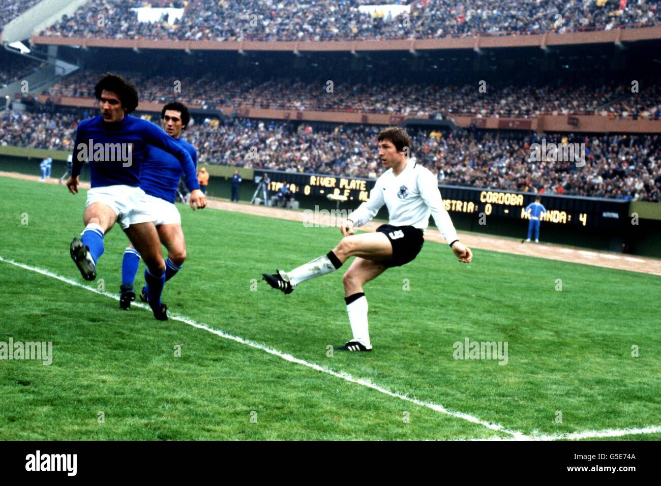 WORLD CUP SOCCER. KLAUS FISCHER (WHITE) WEST GERMANY CROSSES AGAINST ITALY Stock Photo