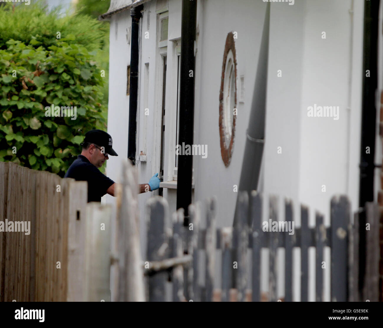 Alps shooting. Surrey Police outside the home of Saad Al-Hilli in Claygate, Surrey. Stock Photo