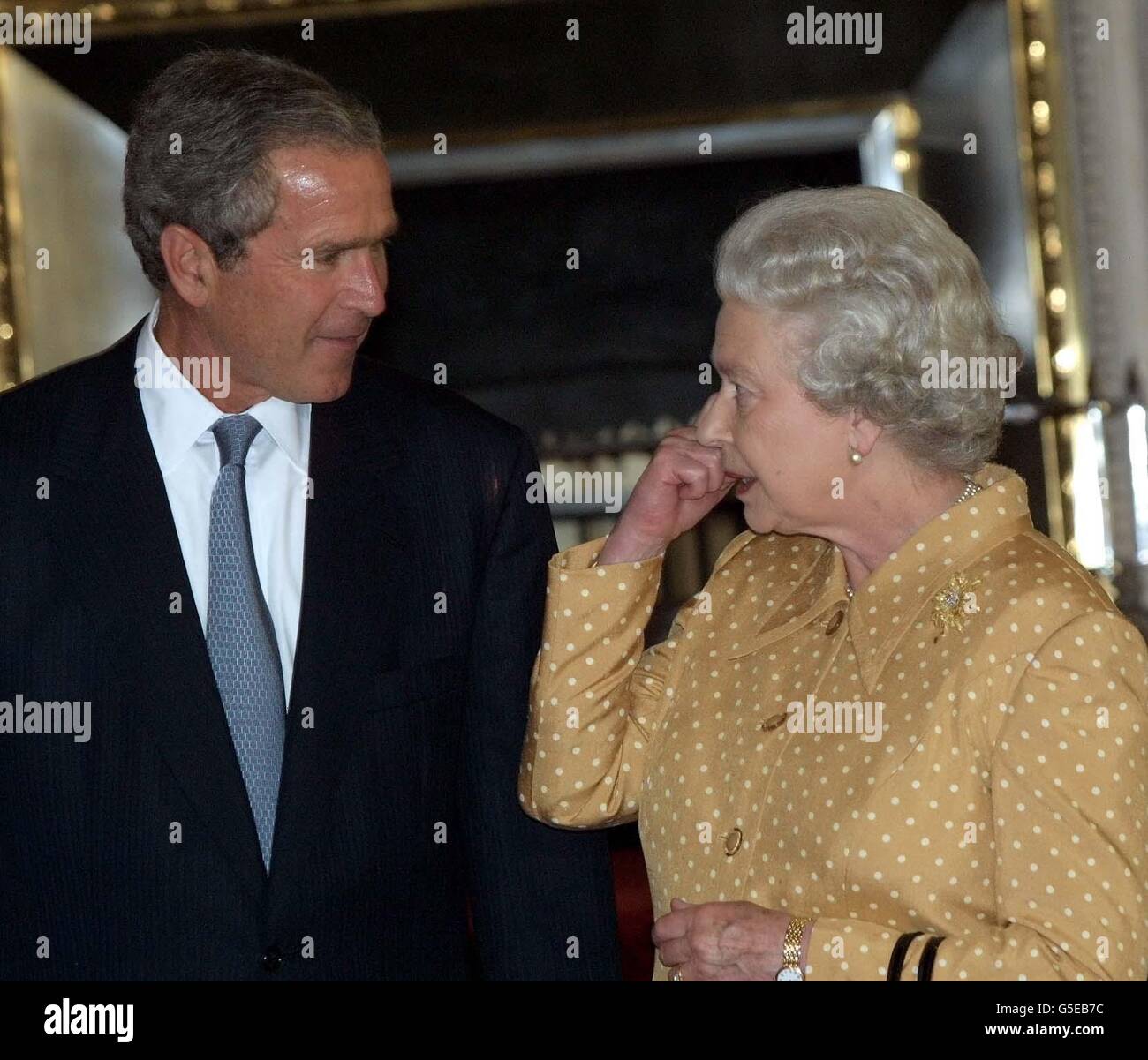 America's President Bush with Britain's Queen Elizabeth II (R) at Buckingham Palace, for lunch. The US president is on his first visit to the United Kingdom, before travelling on to the G8 summit in Genoa. Stock Photo