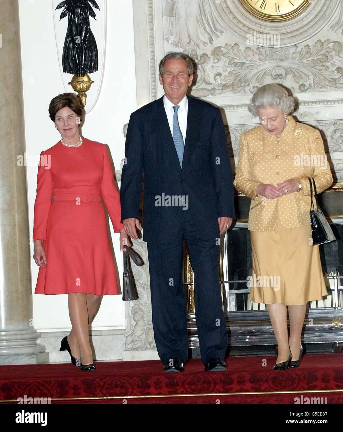 America's President Bush (C) with Britain's Queen Elizabeth II (R) and his wife, Laura (L), at Buckingham Palace, for lunch. The US president is on his first visit to the United Kingdom, before travelling on to the G8 summit in Genoa. Stock Photo