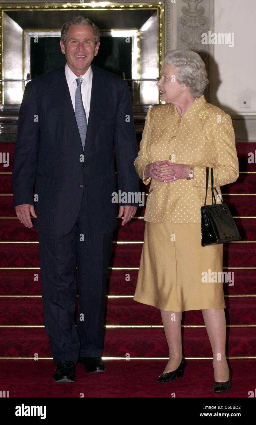US President George W. Bush with Britain's Queen Elizabeth II as he arrives at Buckingham Palace in London, for a luncheon. The President is on his first visit to the United Kingdom, before travelling on to the G8 summit in Genoa. Stock Photo