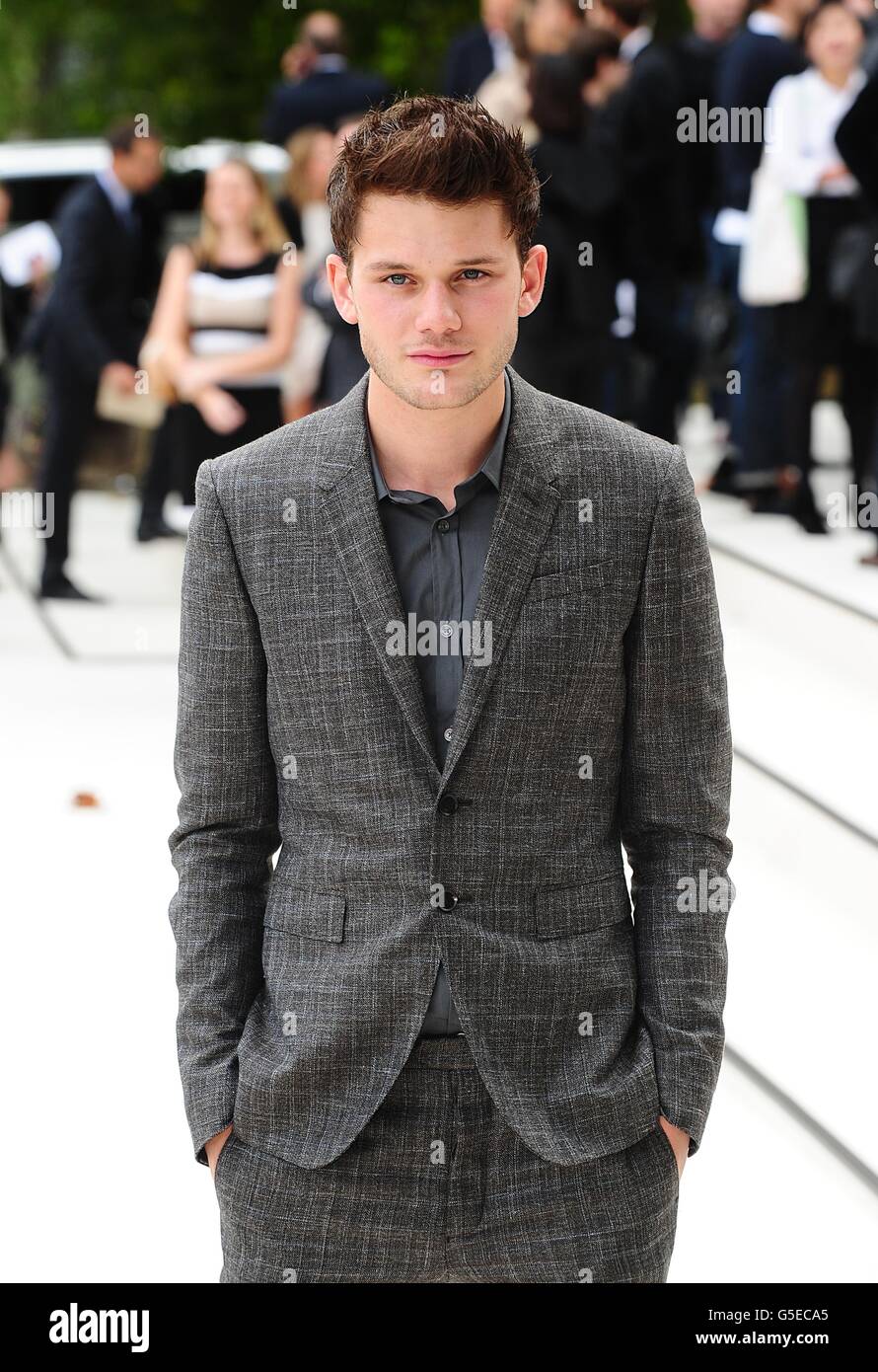 Jeremy irvine arriving for the show at kensington gardens hires stock