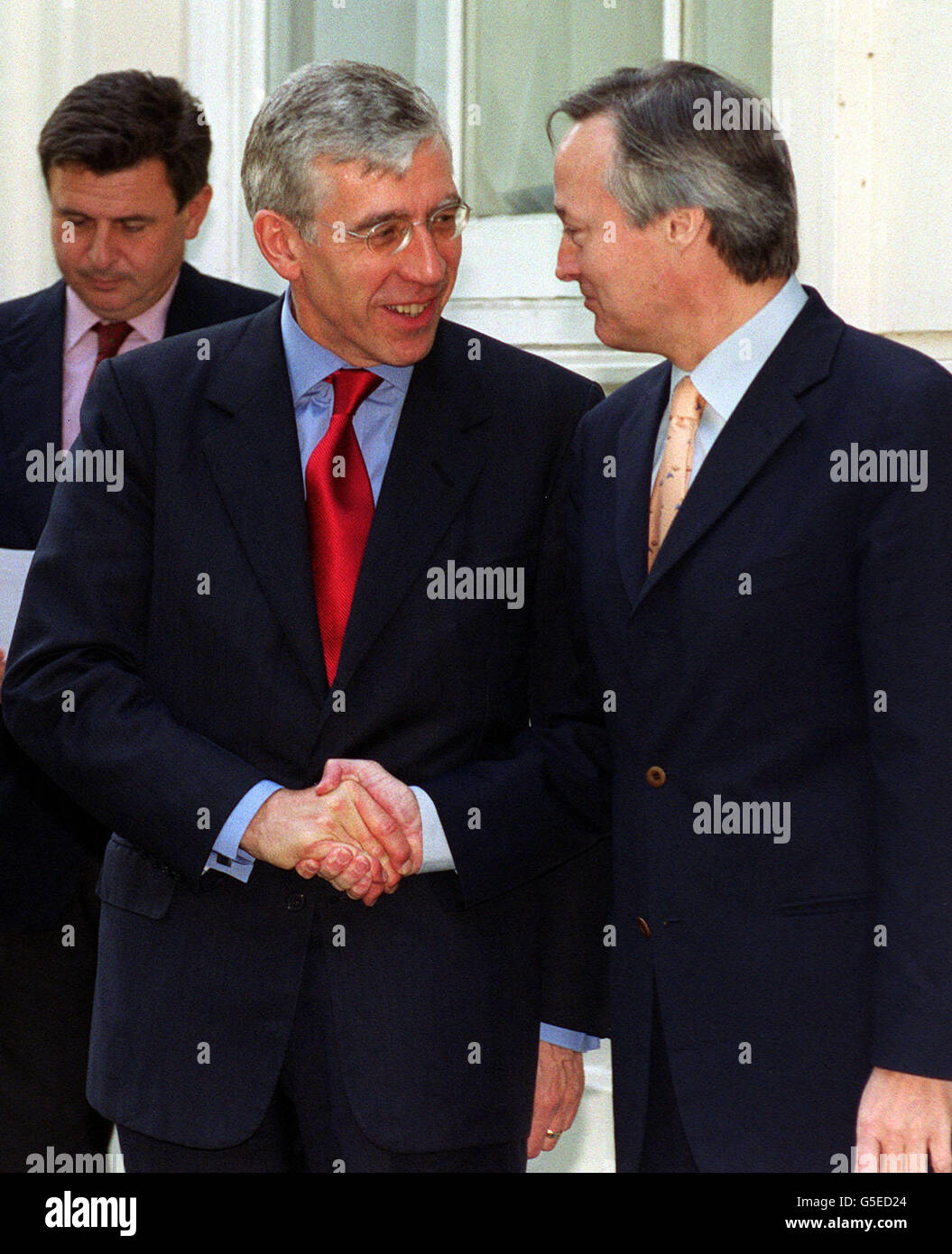 British Foreign Secretary Jack Straw (L) meets his Spanish counterpart