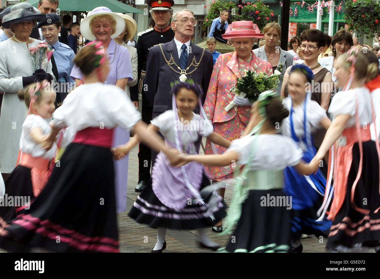 Queen of england dancing hi-res stock photography and images - Alamy