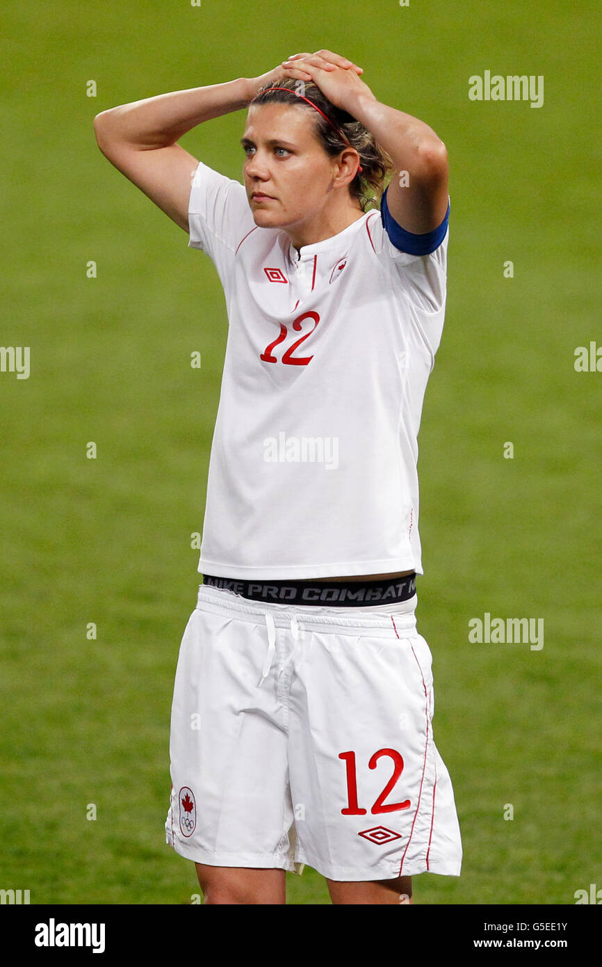 London Olympic Games - Games competitions - MON. Canada's Christine Sinclair stands dejected Stock Photo