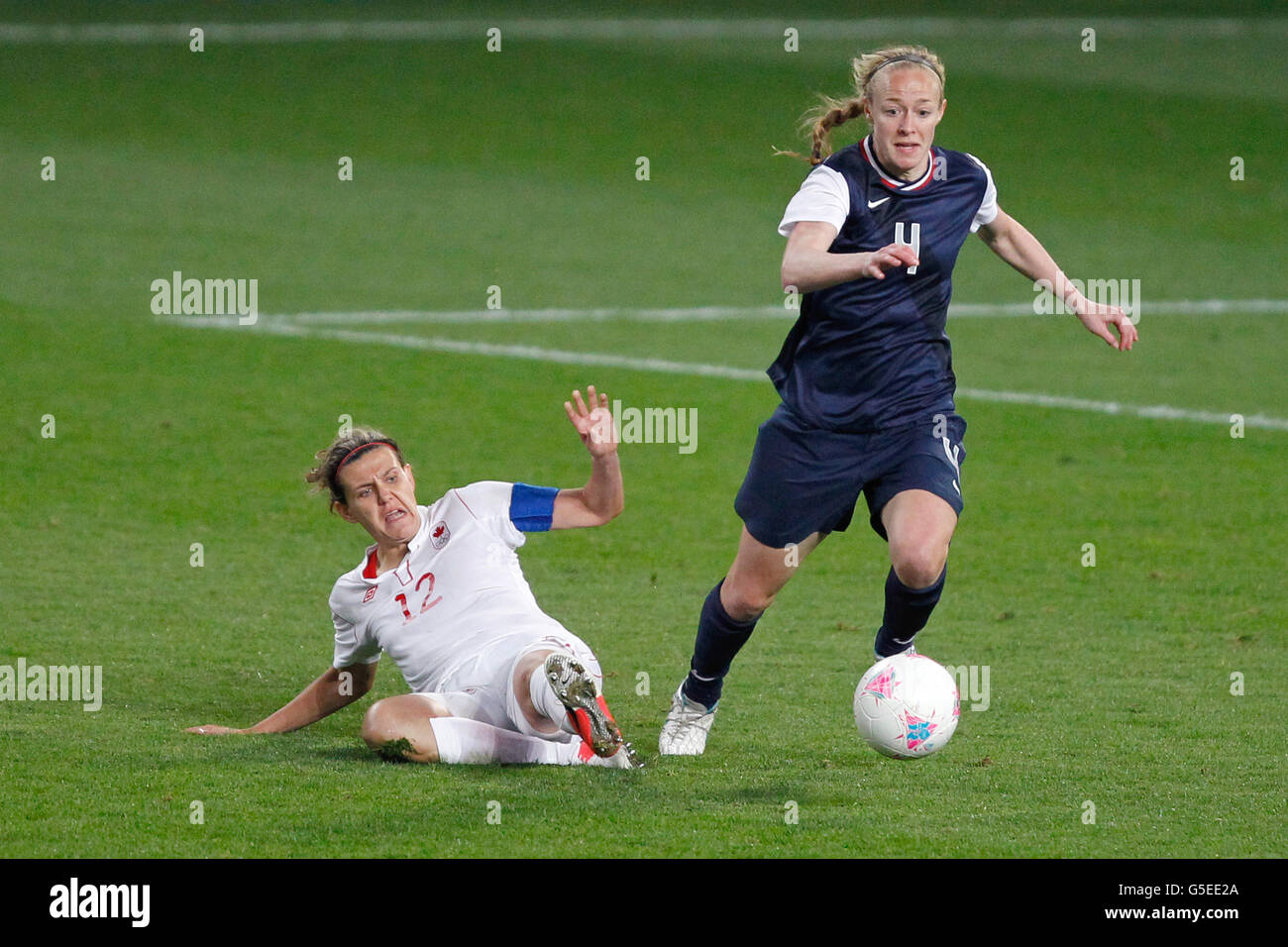 Canada's Christine Sinclair (l) attempts to tackle USA's Becky Sauerbrunn Stock Photo
