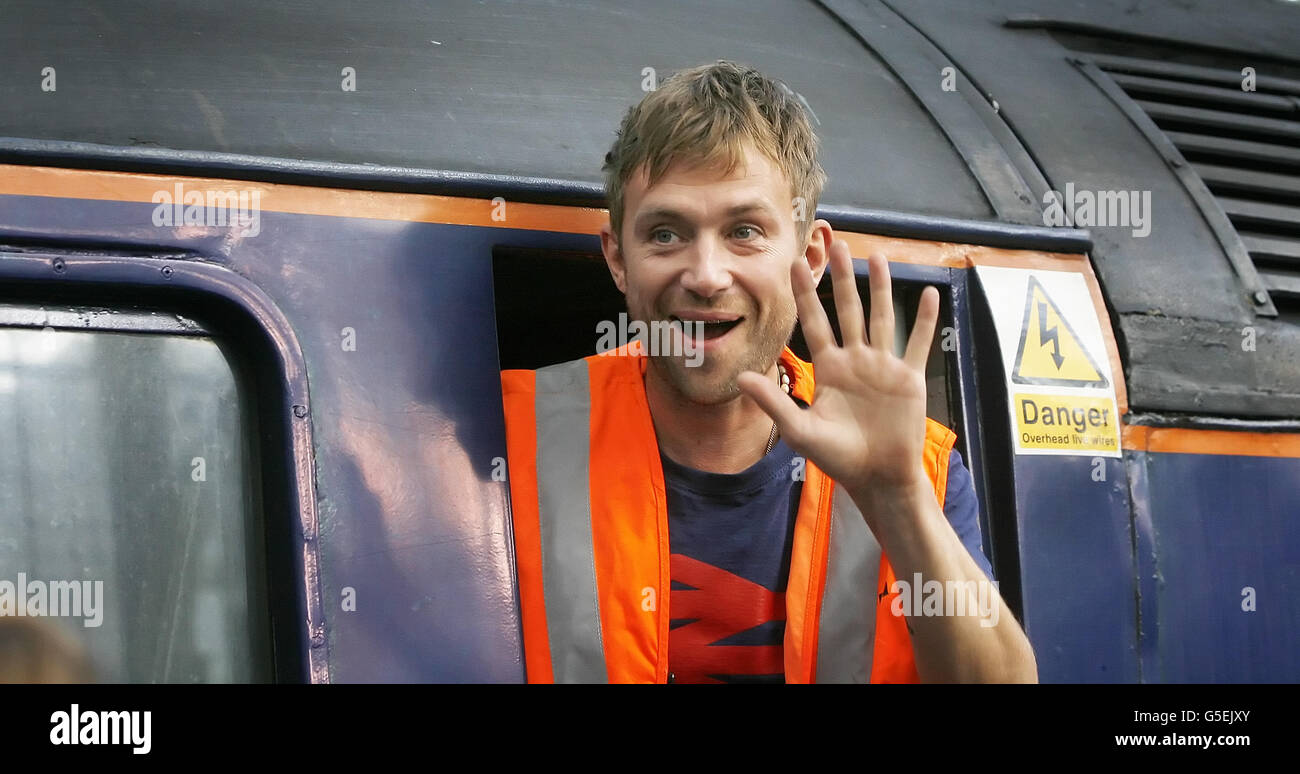 African Express arrival - Glasgow. Damon Albarn arrives at Central Station in Glasgow. Stock Photo