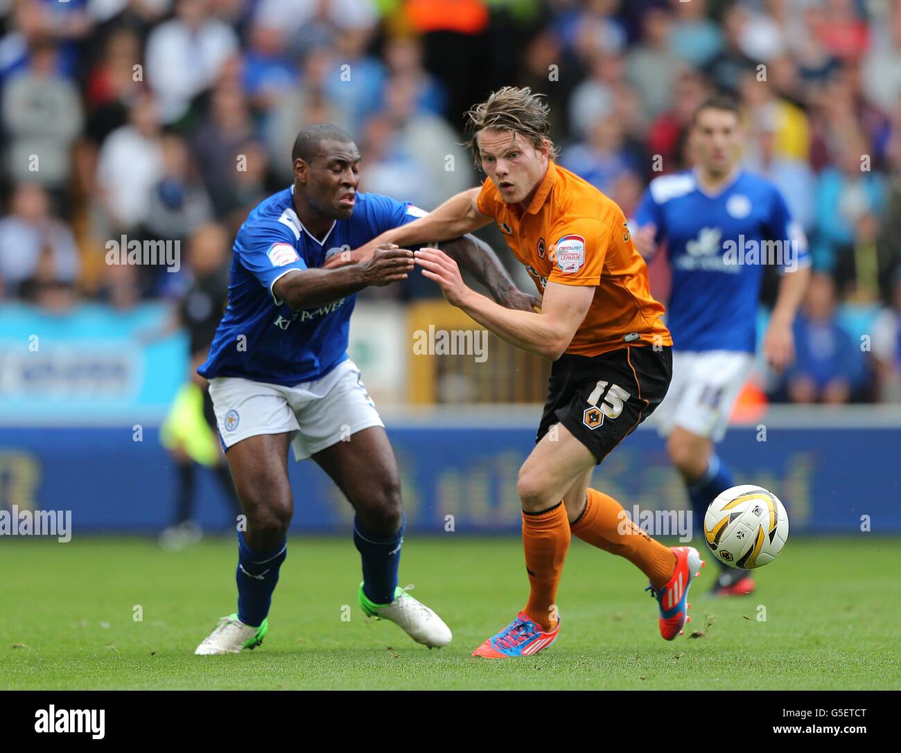 Soccer - npower Football League Championship - Wolverhampton Wanderers v Leicester City - Molineux. Leicester City's Wes Morgan (left) and Wolverhampton Wanderers' Bjorn Sigurdarson (right) battle for the ball Stock Photo