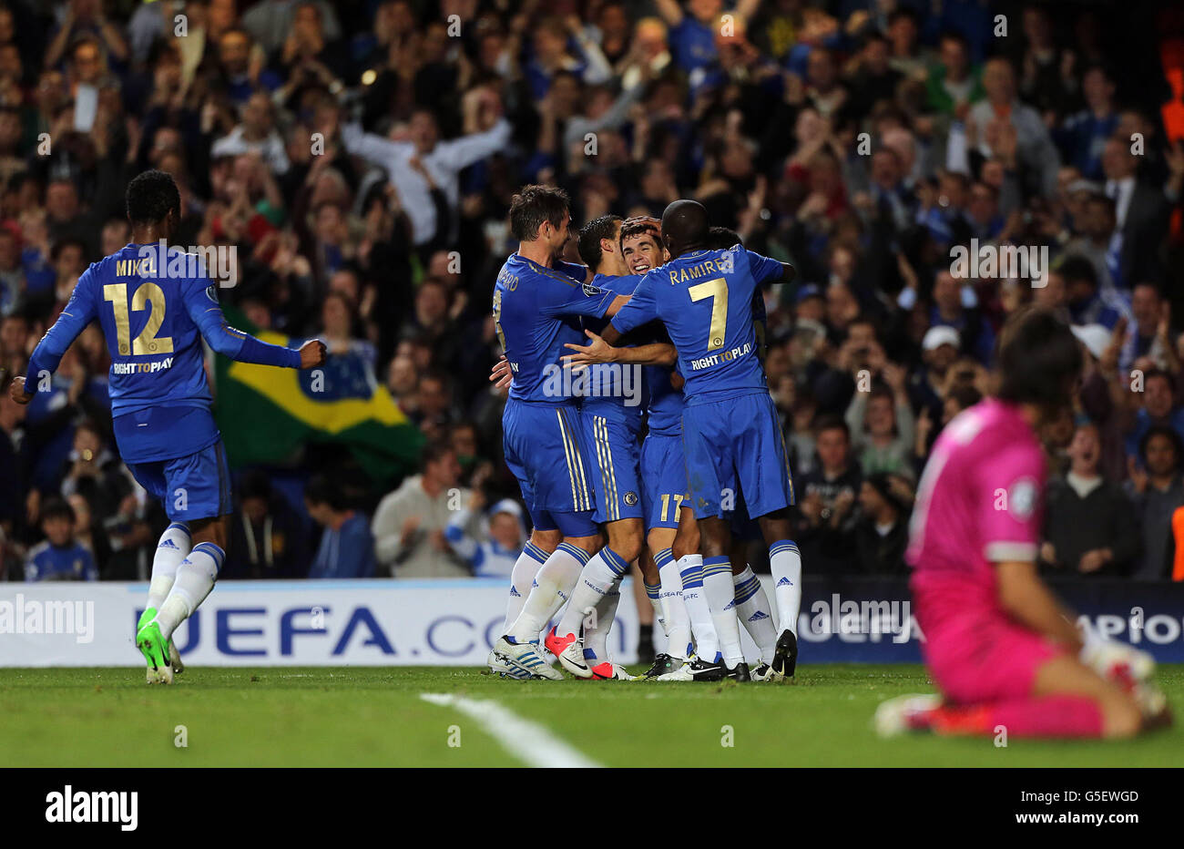 Chelsea's Emboaba Oscar (2nd right) celebrates with his team mates ...