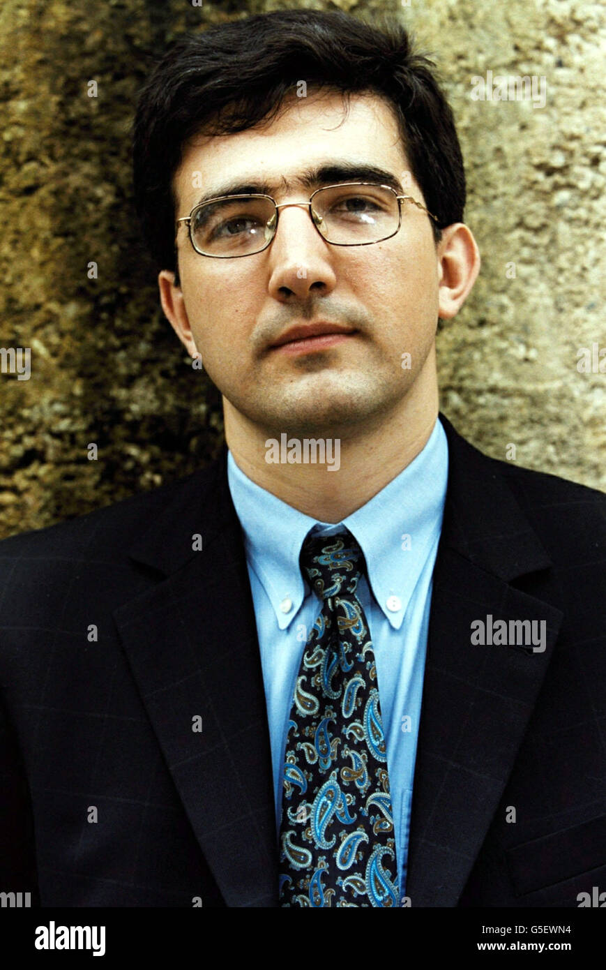 dpa) - Russian World Chess Champion Vladimir Kramnik (L) plays against  Hungarian Grandmaster Peter Leko (R) during the 2004 Dortmund Chess Meeting  in Dortmund, Germany, 23 April 2004. The event takes place