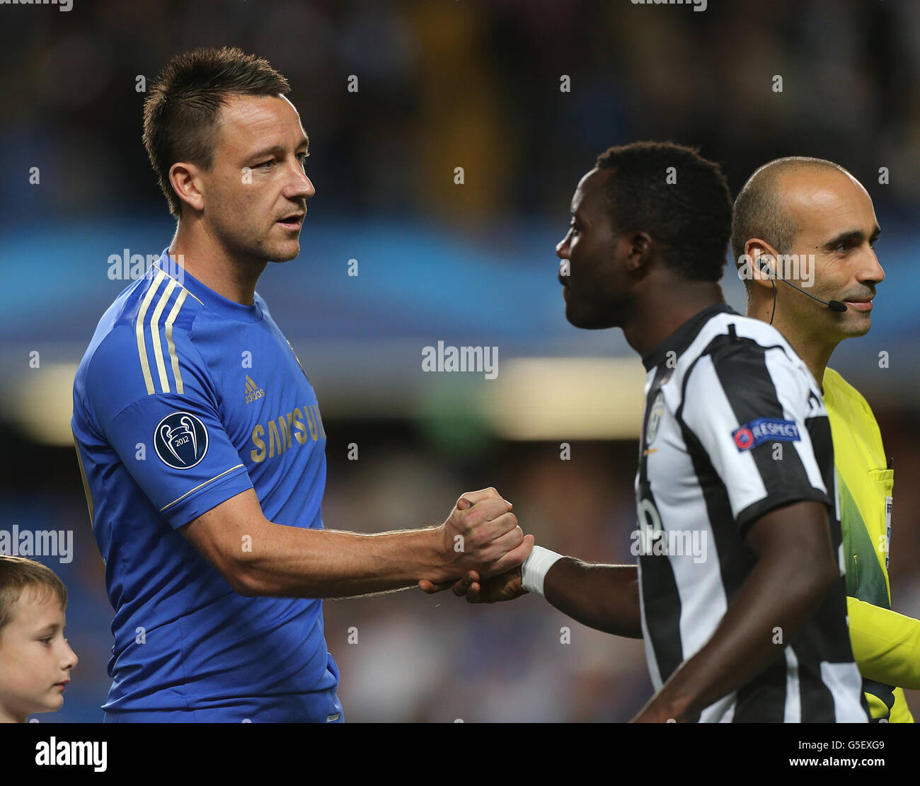 Soccer - UEFA Champions League - Group E - Chelsea v Juventus - Stamford Bridge. Juventus's Kwadwo Asamoah (right) and Chelsea's John Terry shake hands before the match Stock Photo