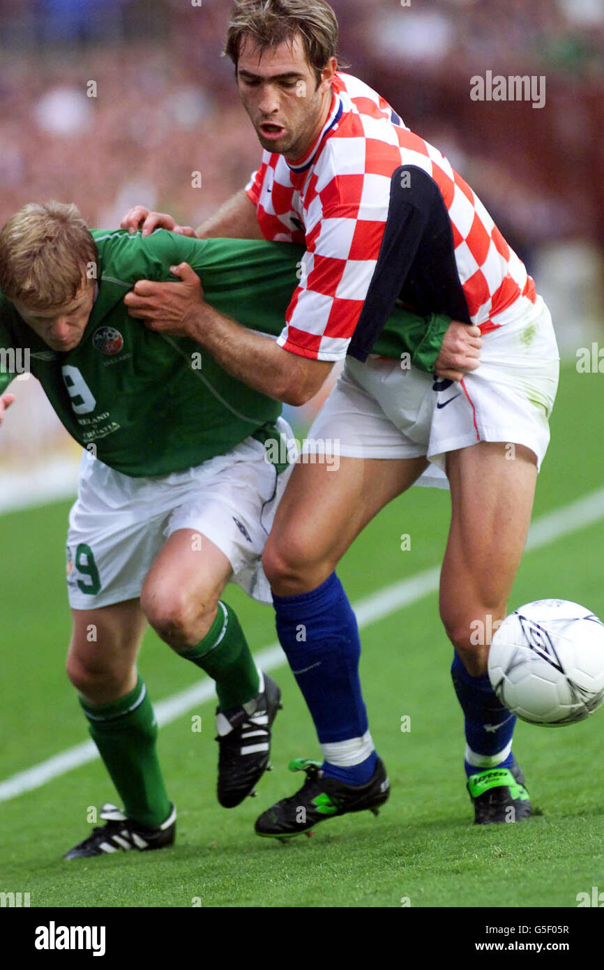 Ireland's Damien Duff (left) battles with Croatia's Robert Kovac during the Friendly International game at Lansdowne Road, Dublin, Republic of Ireland, Wednesday 15th August 2001. **EDI** PA Photo: Chris Bacon Stock Photo