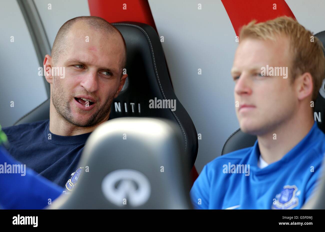 Soccer - Barclays Premier League - Swansea City v Everton - Liberty Stadium. Everton goalkeeper Jan Mucha (left) with Steven Naismith on the substitute's bench Stock Photo