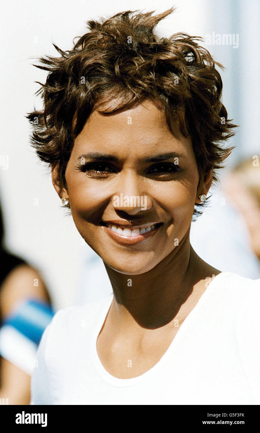 American actress Halle Berry during a photocall at Canary Wharf in London to promote her new film Swordfish. Stock Photo