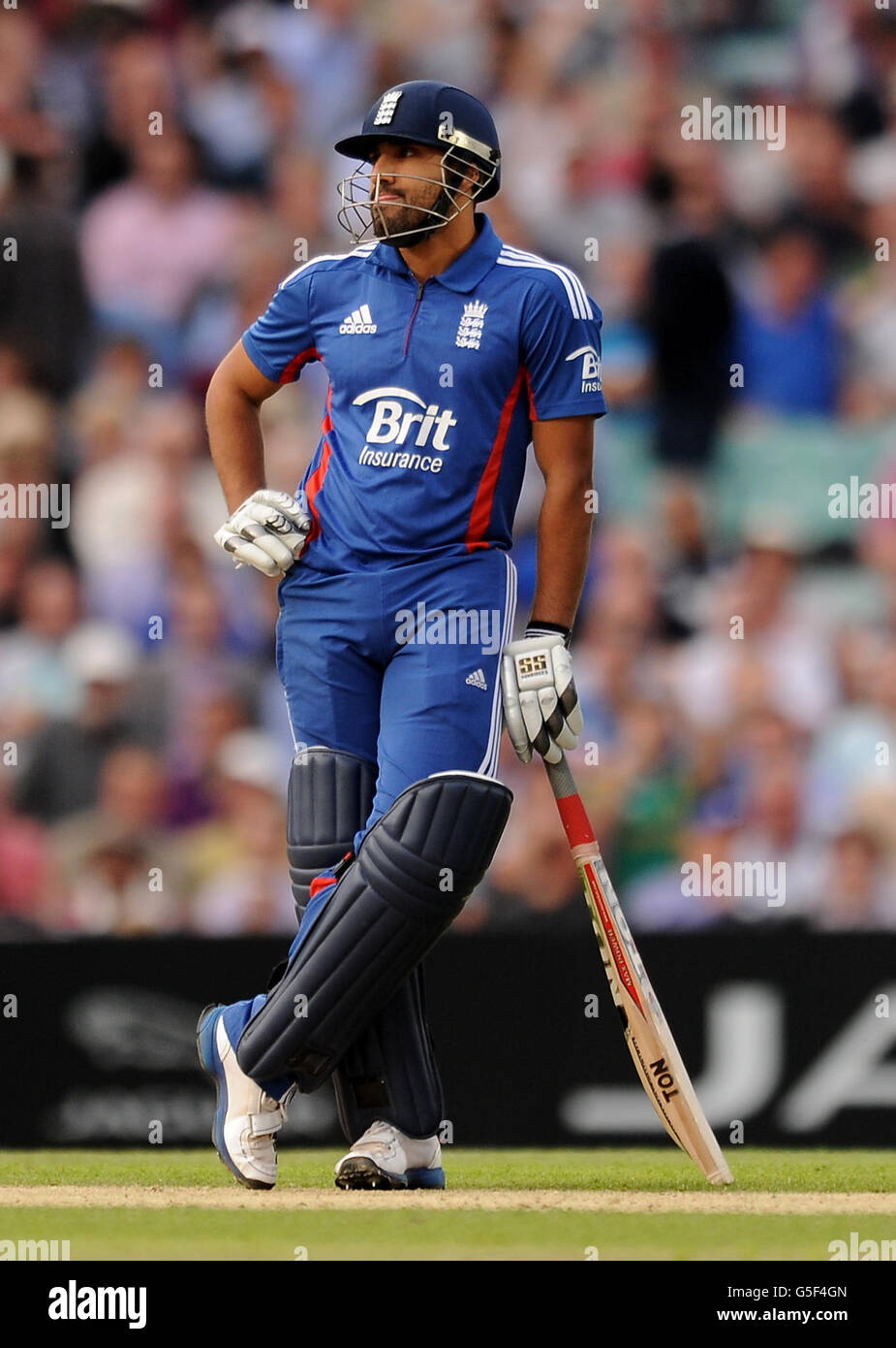 Cricket - Third Natwest One Day International - England v South Africa - Kia Oval. England's Ravi Bopara rests on his bat as he looks up at the giant TV Stock Photo