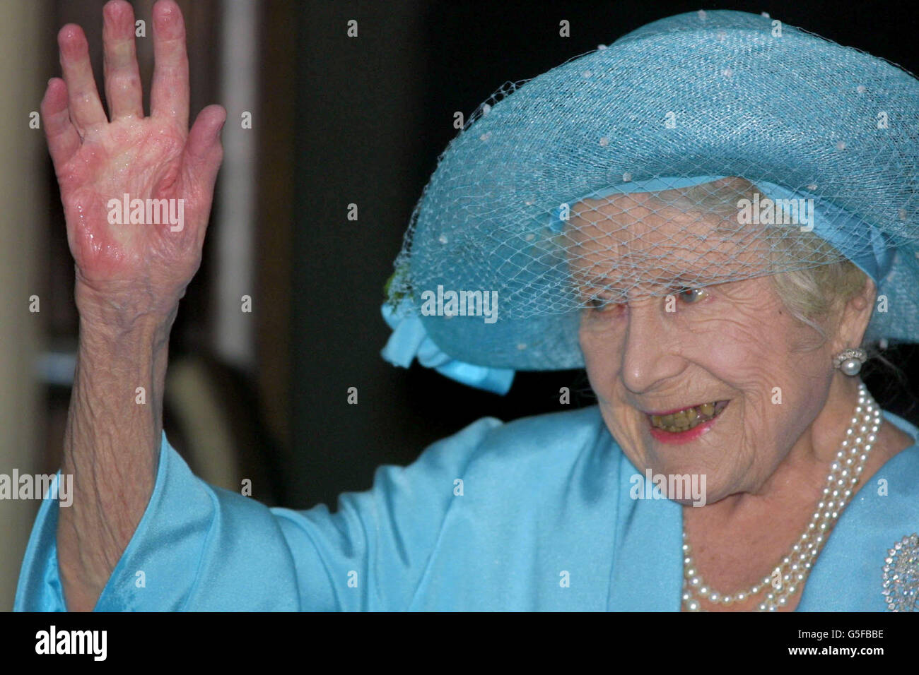 Queen mother wave hi-res stock photography and images - Alamy