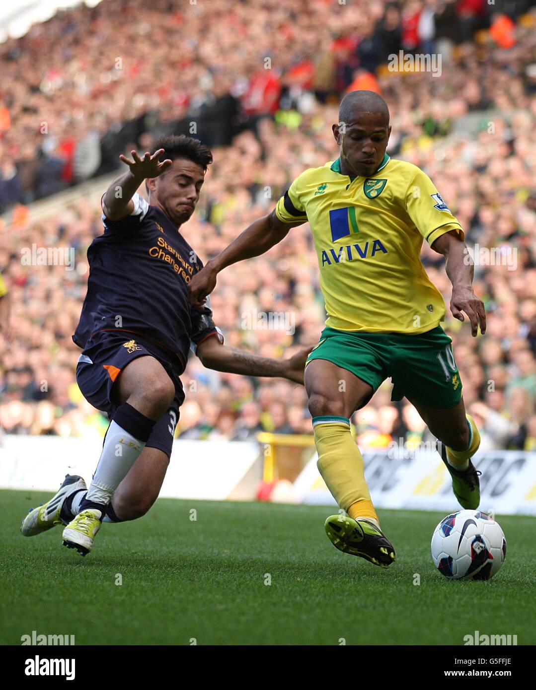 Soccer - Barclays Premier League - Norwich City v Liverpool - Carrow Road. Liverpool's Jesus Fernandez Saez (left) slides in on Norwich City's Simeon Jackson (right) Stock Photo