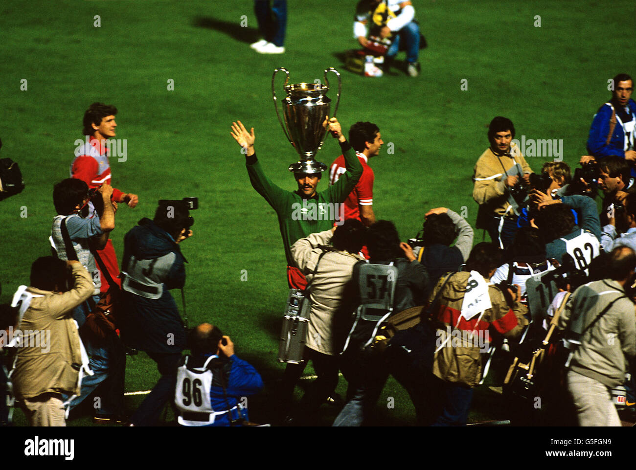 Soccer - European Cup Final - Liverpool. Bruce Grobbelaar, Liverpool, celebrates with the cup Stock Photo