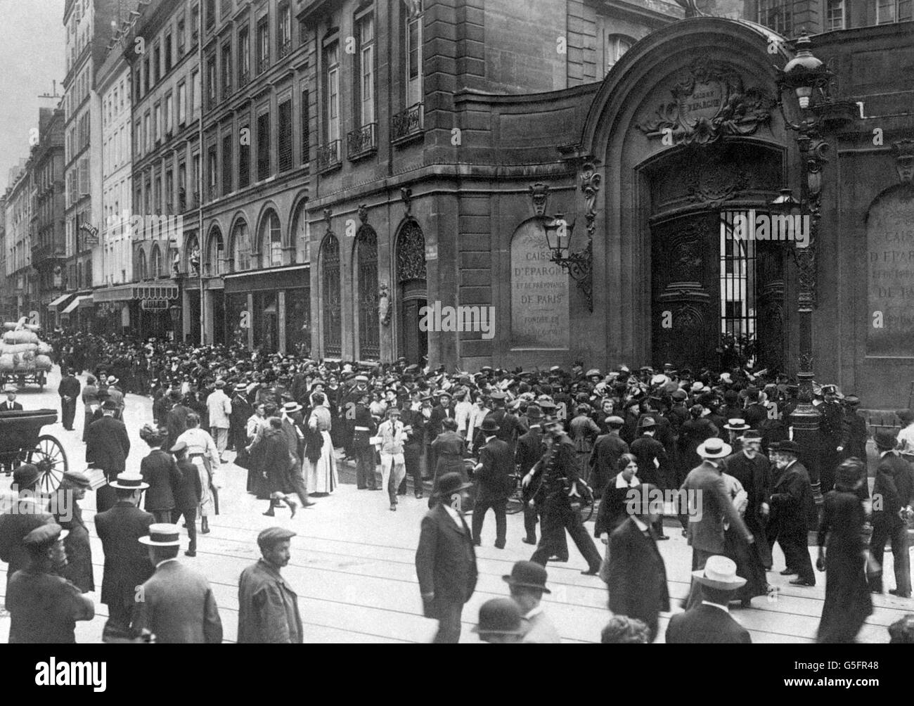 A long queue outside a bank in Paris as people rush to make withdrawals at the start of the First World War. Stock Photo