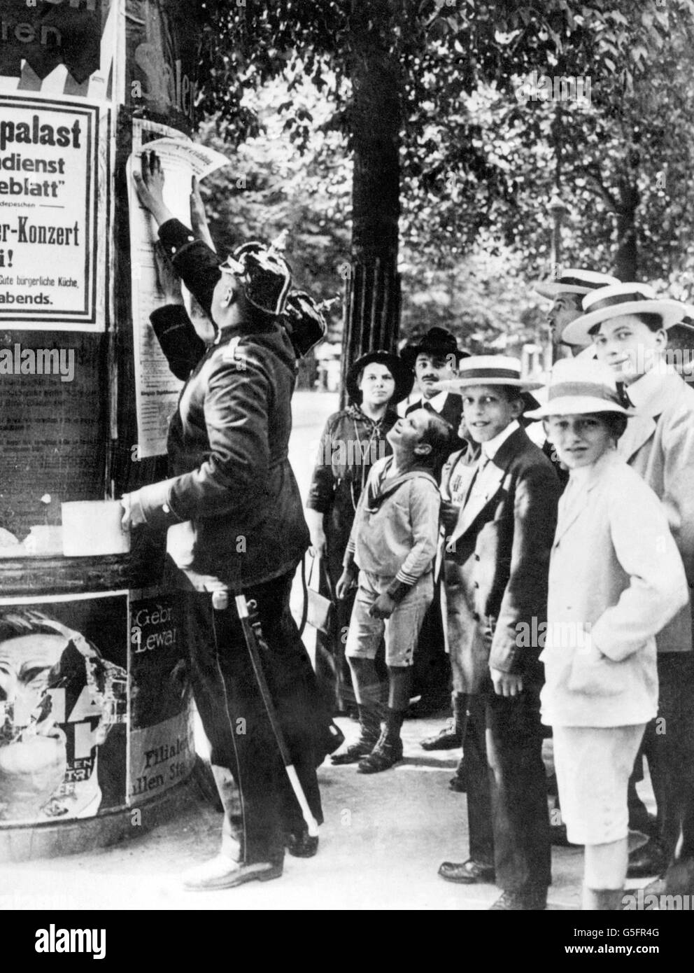 A German policeman posts a mobilisation order in Berlin at the beginning of the First World War. Stock Photo