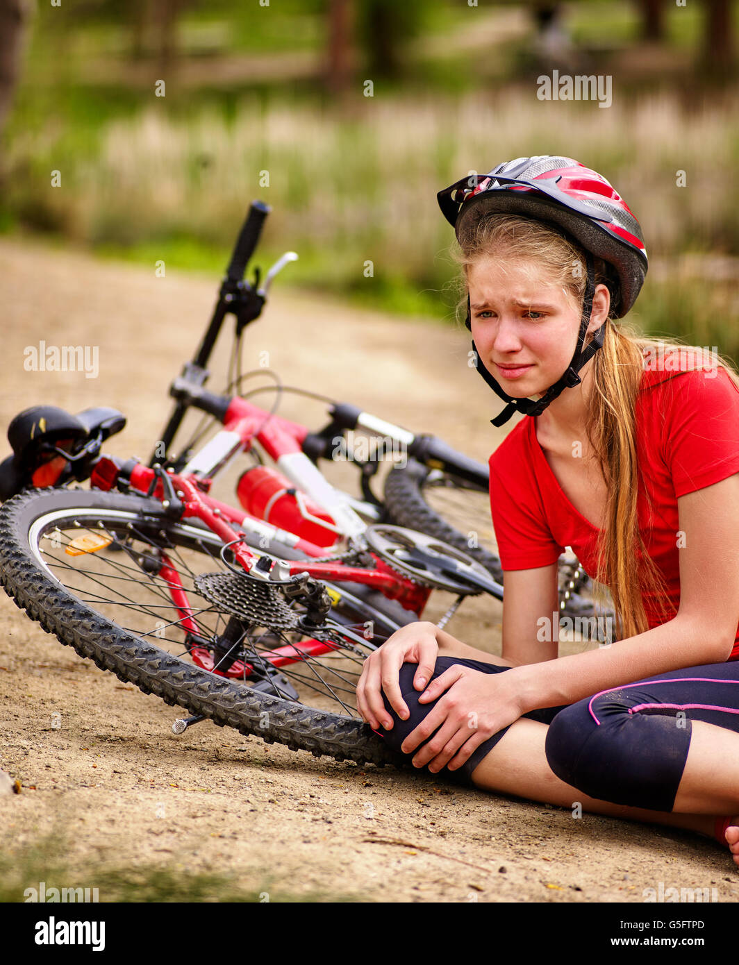 Девушка падает с велосипеда. Подросток на велосипеде. Девочка упала с велосипеда. Девочка упал велосипеда. Девочка упал велосипеда.