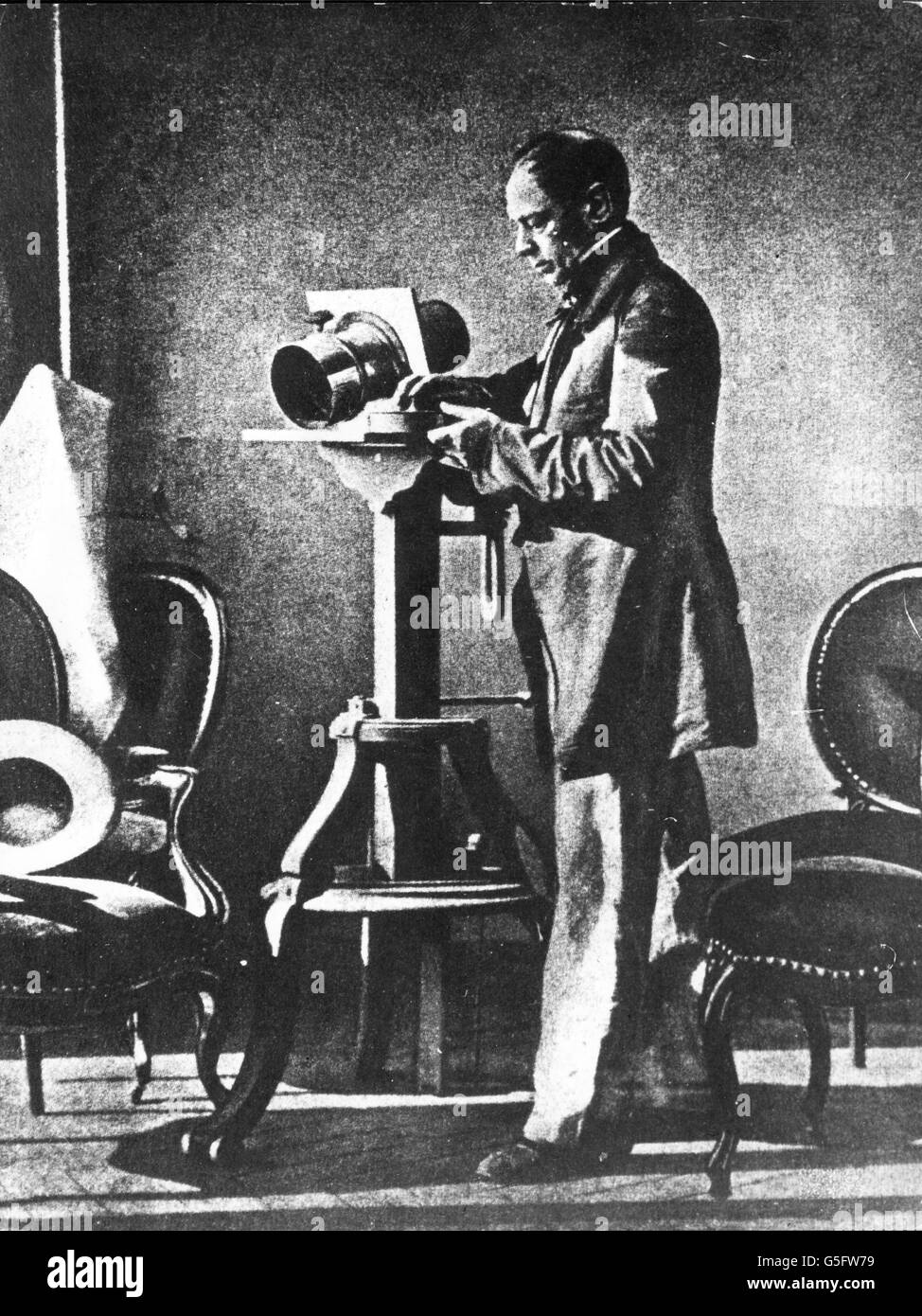Bayard, Hippolyte, 20.1.1801 - 14.5.1887, French official and inventor, full length, in his photographer's studio, 1850, Stock Photo