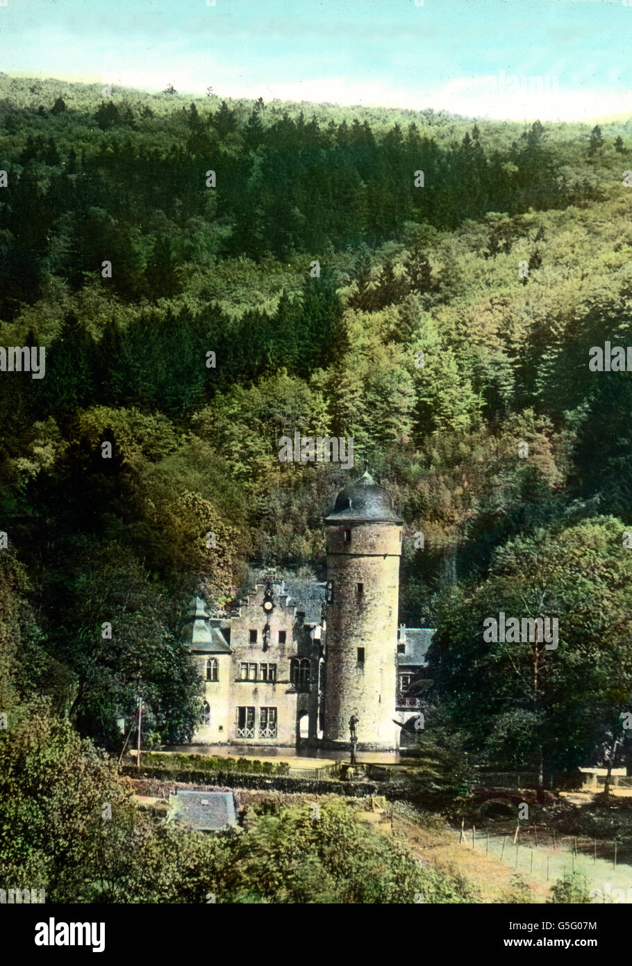 Schloß Mespelbrunn in Bayern. Mespelbrunn castle in Bavaria. Bavaria, history, historical, 1910s, 1920s, 20th century, archive, Carl Simon, hand coloured glass slide, castle, wood, forest, trees, landscape, scenic, architecture Stock Photo