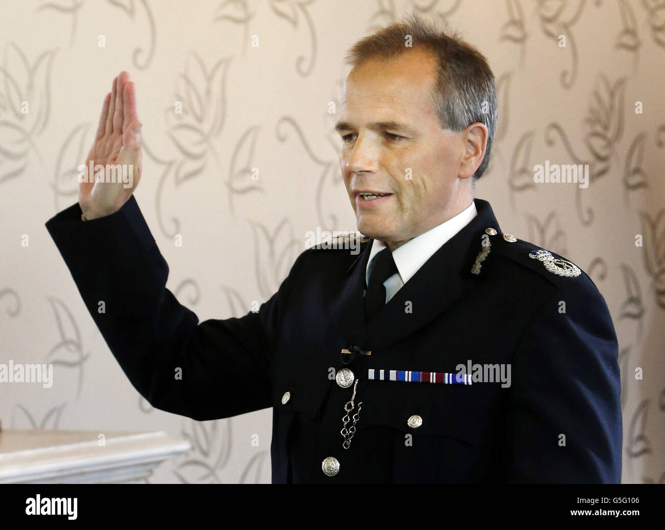Stephen House taking the oath to the Chief Constable of the