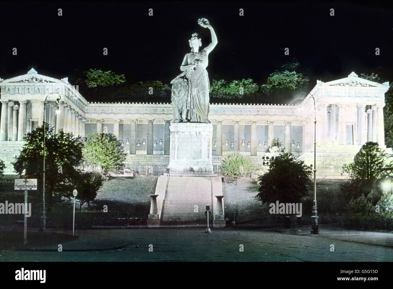 Bavaria und Ruhmeshalle im nächtlichen München. Statue of Bavaria and Hall Of Fame in Munich by night. Bavaria, history, historical, 1910s, 1920s, 20th century, archive, Carl Simon, hand coloured glass slide, statue, allegory, building, architecture, night, long time exposure, light, night, landmark Stock Photo