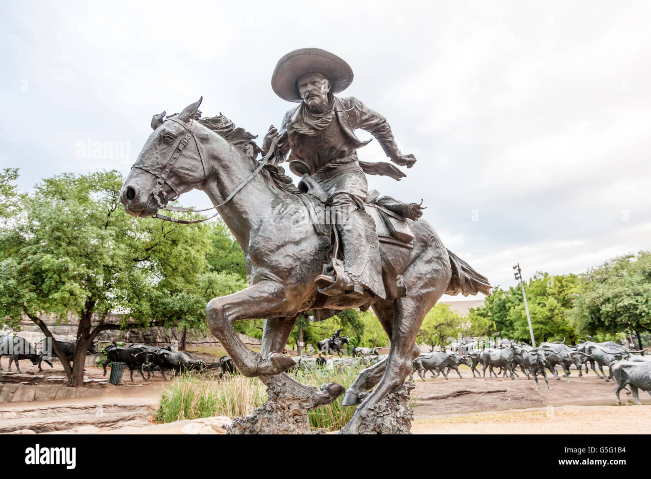 dallas cowboys statue