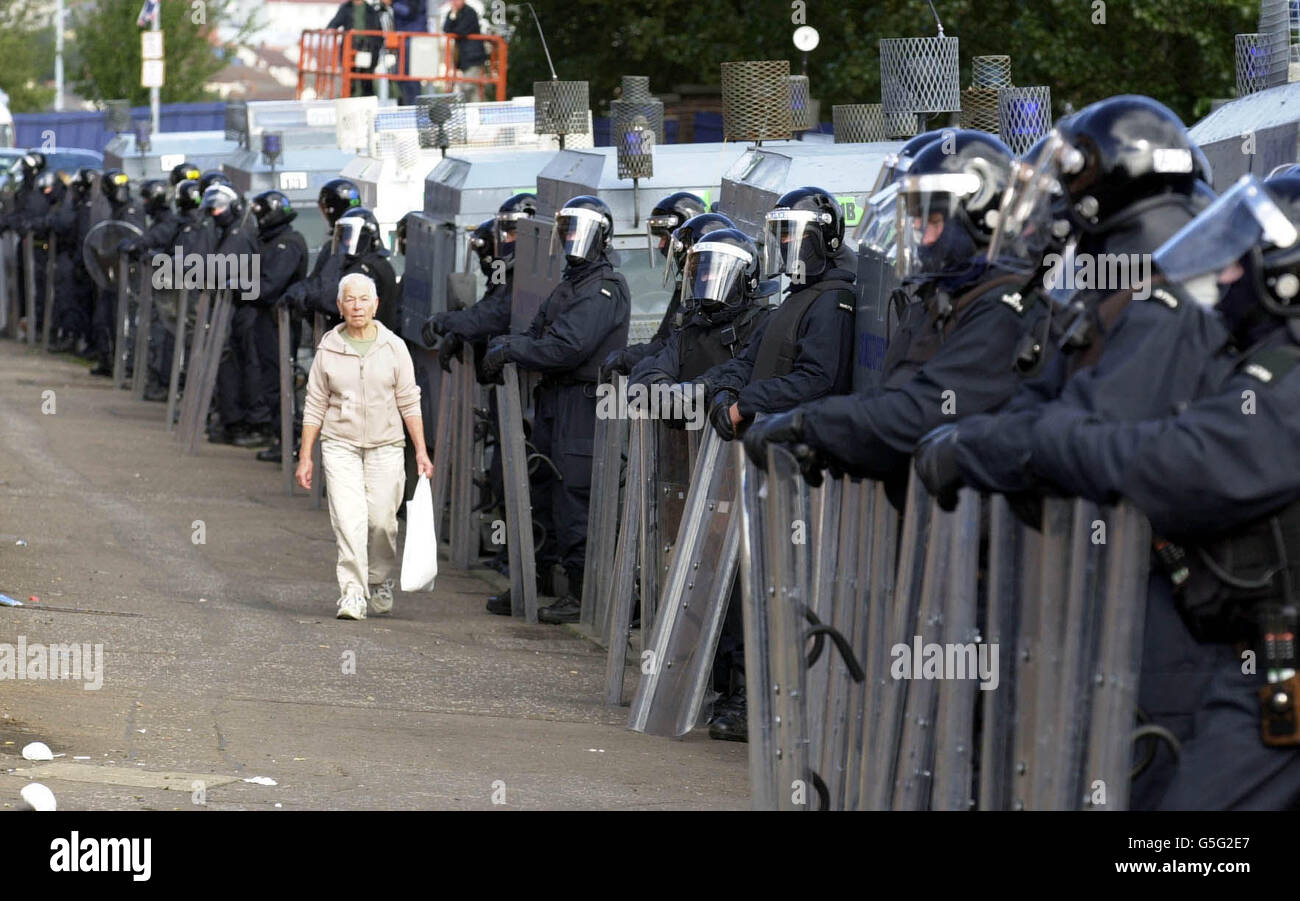 RUC officers form a safe corridor along the Ardoyne Road for parents to ...