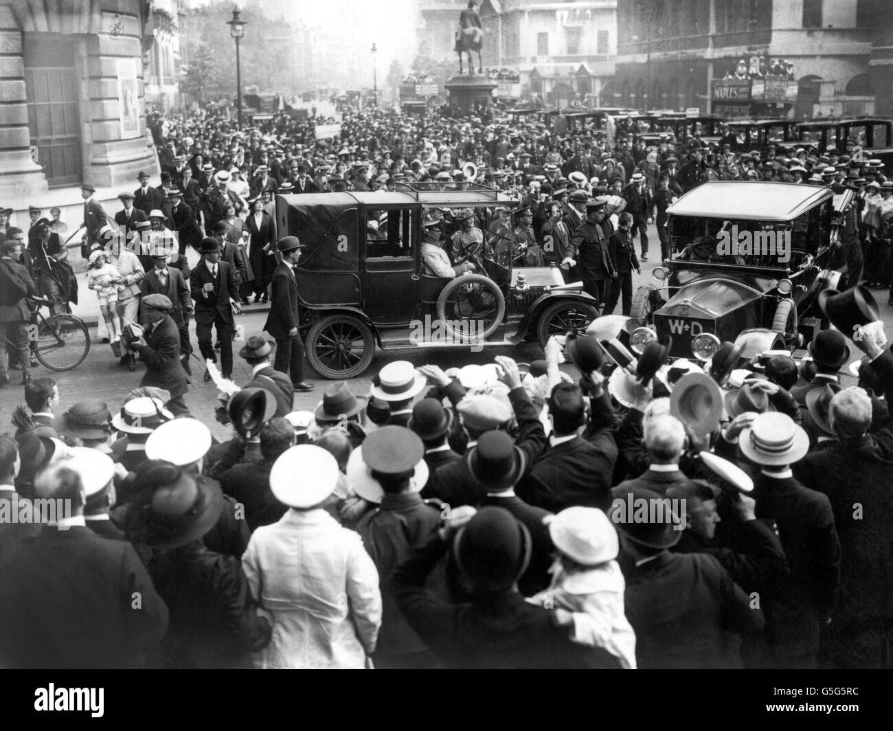 Lord Kitchener leaves the War Office on his way to give a speech at the Guildhall in London. Stock Photo