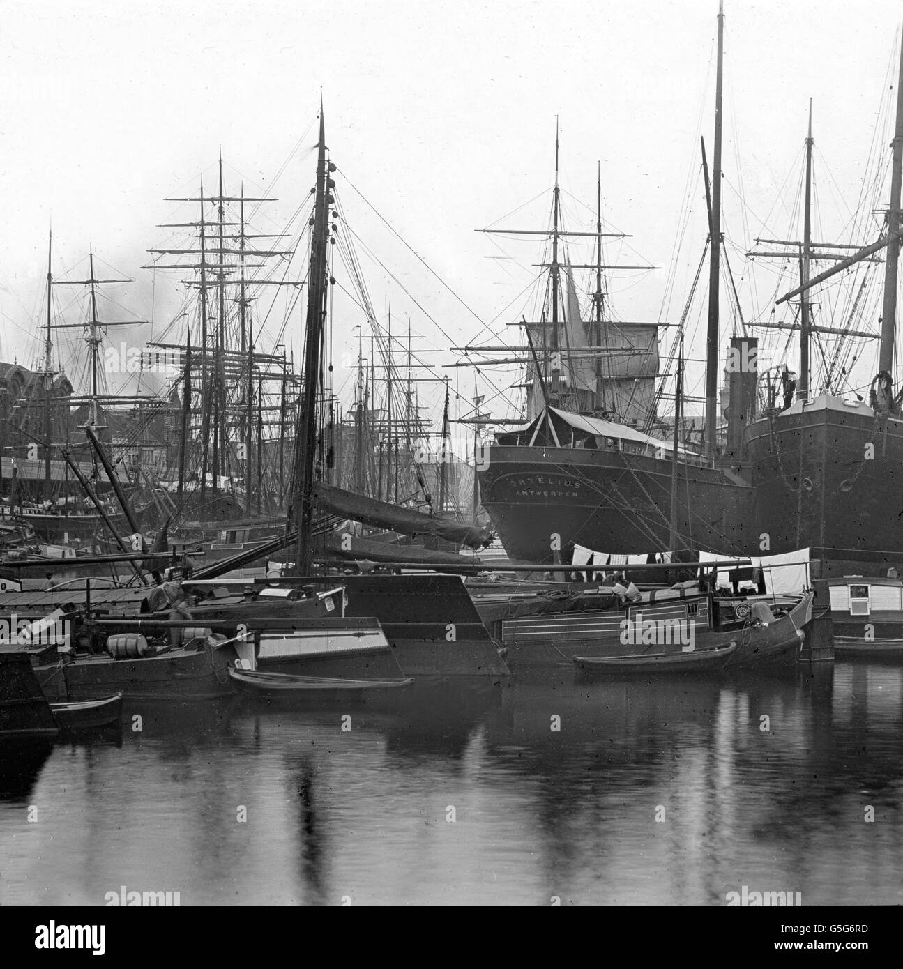 Im Hafen von Antwerpen. At the Antwerp harbour. black and white, port