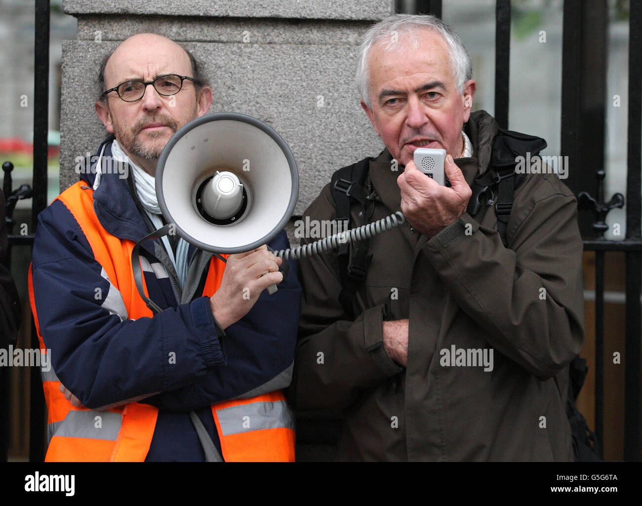 Anti war activists Jim Roche and Ed Horgan protest outside Leinster house as part of the launch of a new booklet entitled, Shannon Airport, War and Renditions, in Dublin today. Stock Photo