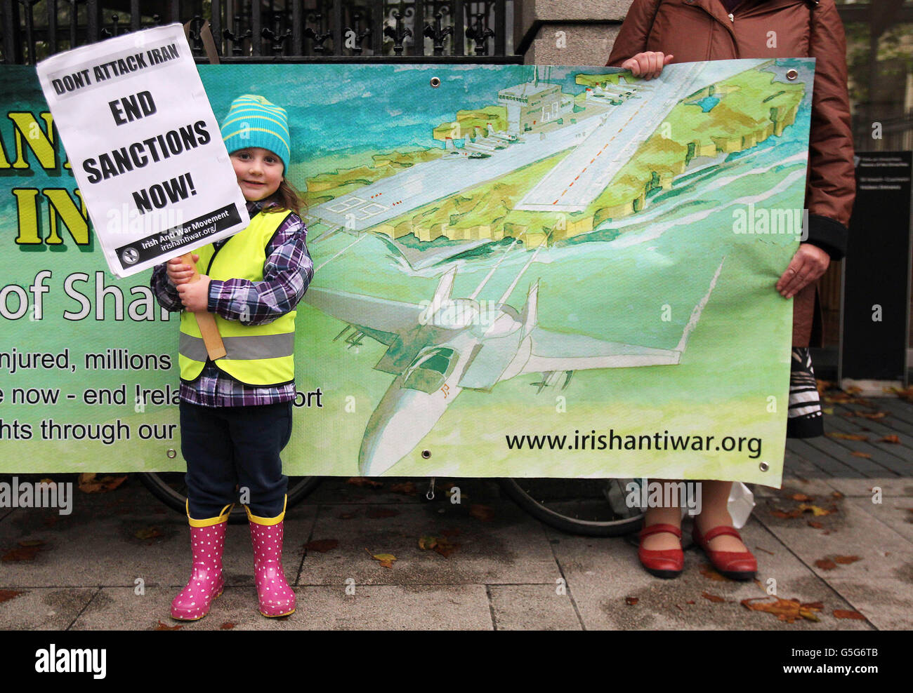 Four year old Freya (surname not given) holds a picket sign appealing for an end to sanctions on Iran during a protest as part of the launch of new booklet, Shannon Airport, War and Renditions, in Dublin today. Stock Photo
