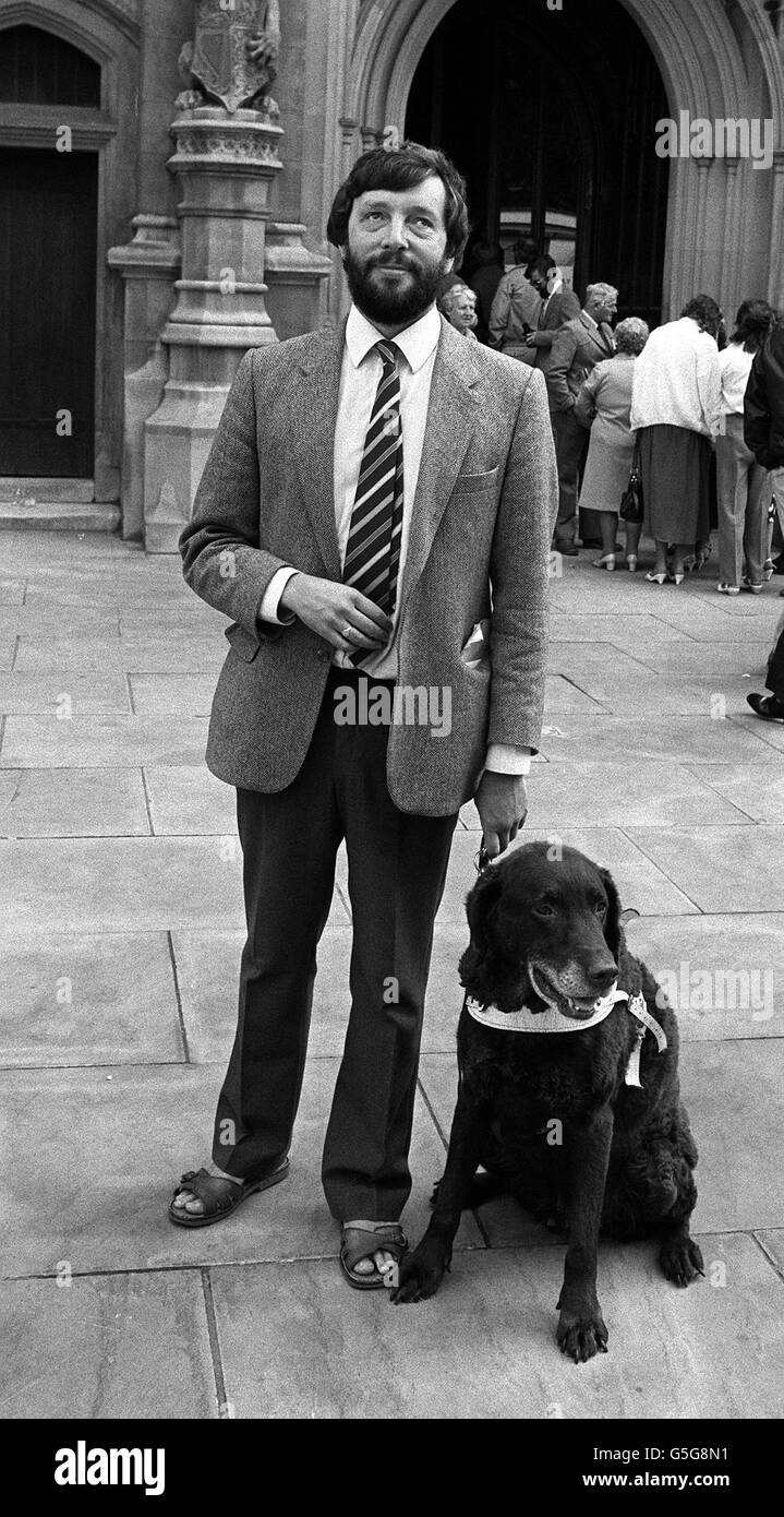 David Blunkett Mp With His Guide Dog Teddy Outside The House Of Commons London 15 12 04 Blunkett Resigned As Home Secretary Following Newspaper Allegations That He Fast Tracked A Visa For His Ex Lover S Nanny