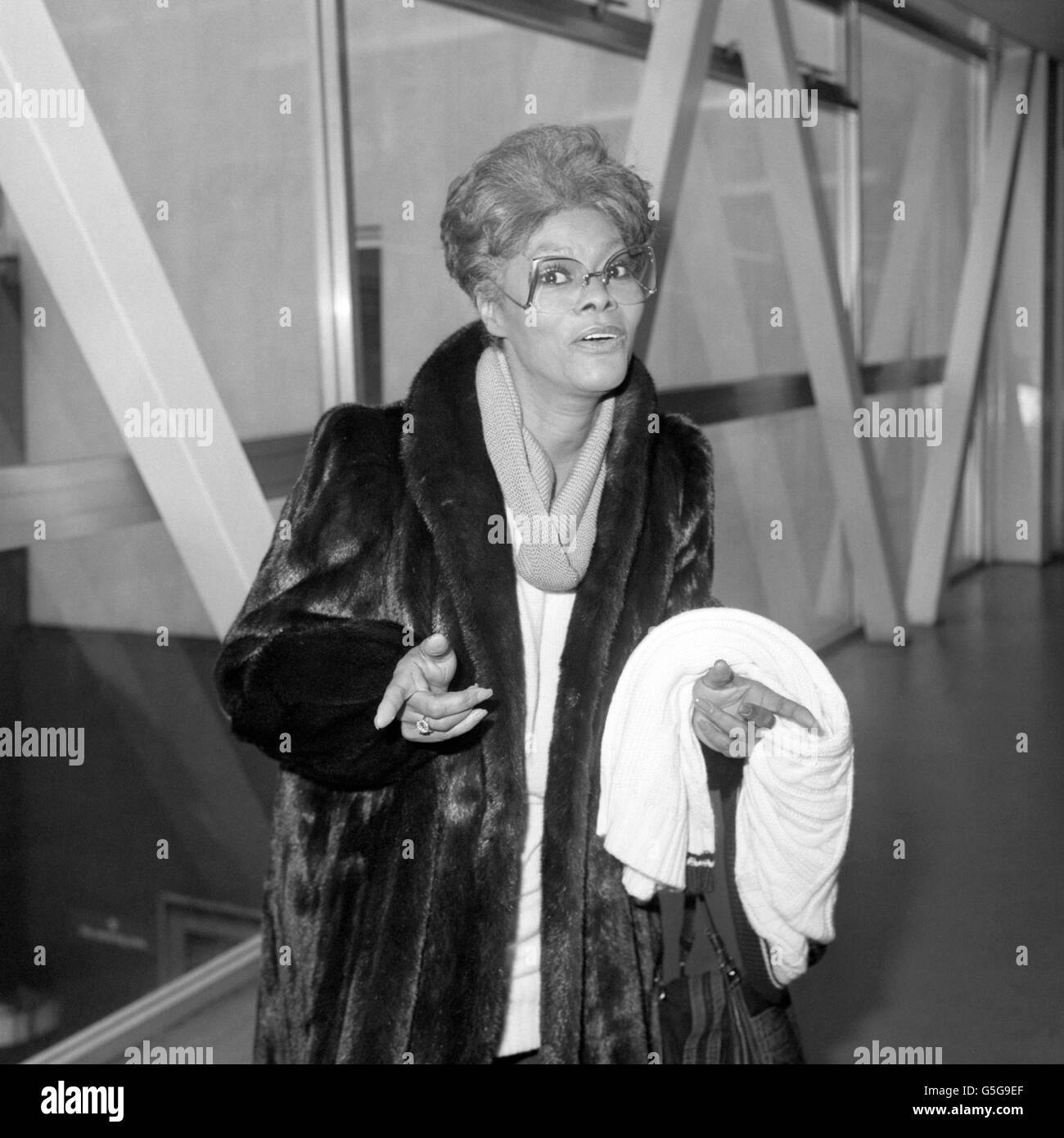 American singer Dionne Warwick at Heathrow Airport in London after flying in from Sydney. She is performing at the Royal Albert Hall in a 'USA for Africa' concert in aid of famine relief. Stock Photo