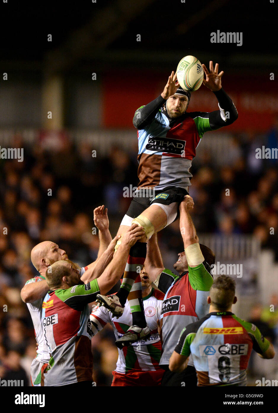 Rugby Union - Heineken Cup - Pool 3 - Harlequins v Biarritz Olympique Pays Basque - Twickenham Stoop. Harlequins' George Robson reaches for the ball in a line out throw Stock Photo
