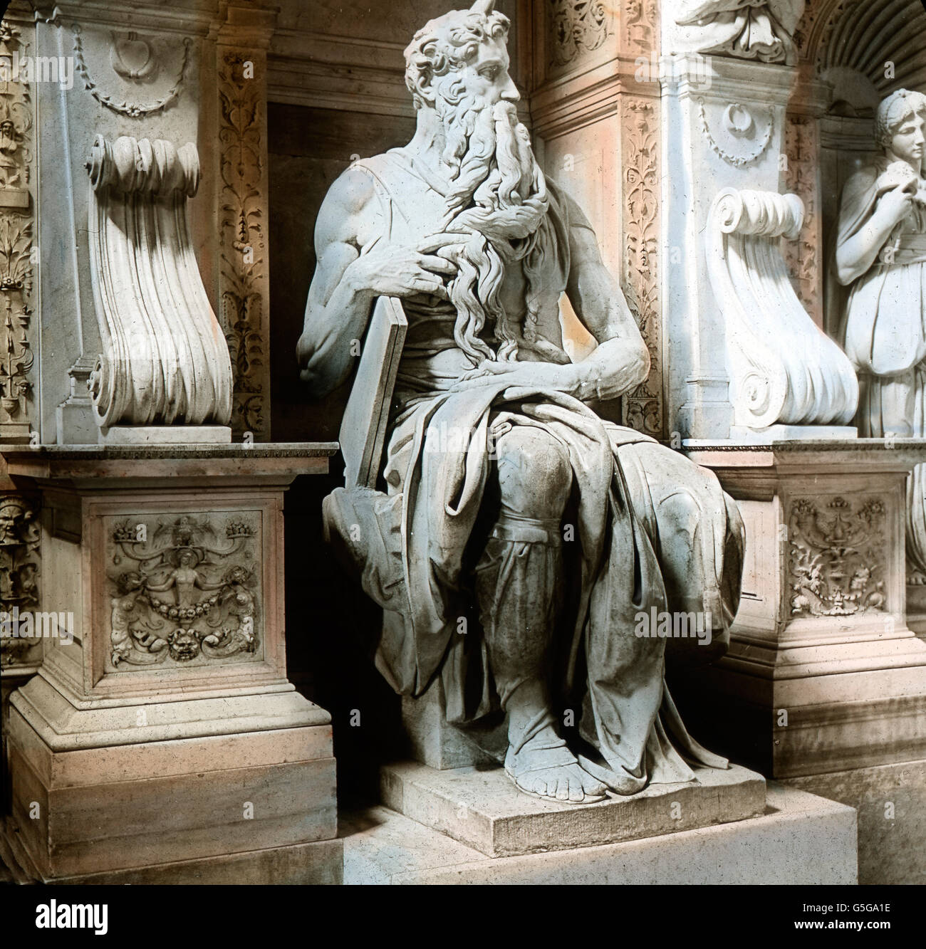 Statue des Moses. Statue of Moses. Old Testament, man, Bible, sitting